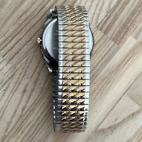 Armitron Men’s Watch Black Dial Day Date Window Two Tone Stretch Bracelet - Picture 9 of 11